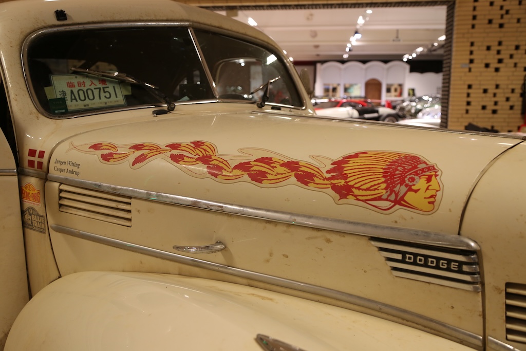 “Med Peking i bakspejlet” eller “Driving the impossible in a Dodge Coupe 1939”
(Foto: Motorsporten.dk)